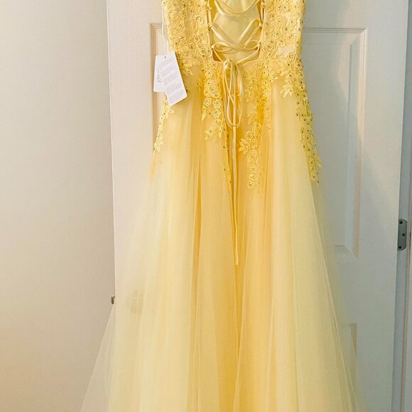 NWT: Prom Dress in Trendy Pale Yellow! Size 4 - Picture 3 of 5